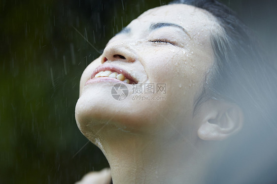 享受雨中的女人图片