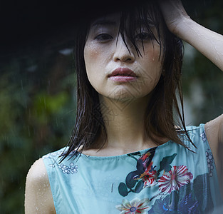 孤独的女人被雨水打湿图片素材