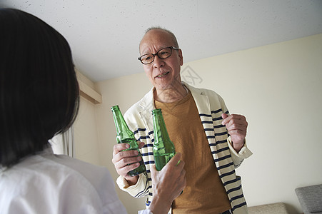 老年夫妇相互敬酒图片