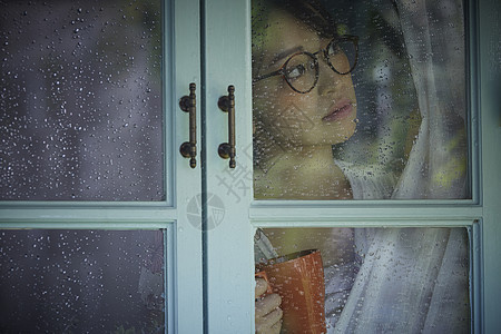 下雨天在家的孤独女性图片