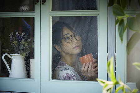 下雨天在家的孤独女性图片
