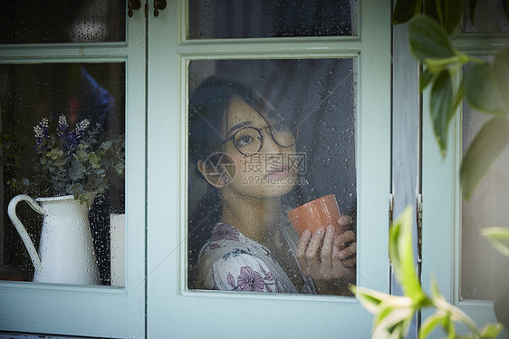 下雨天在家的孤独女性图片