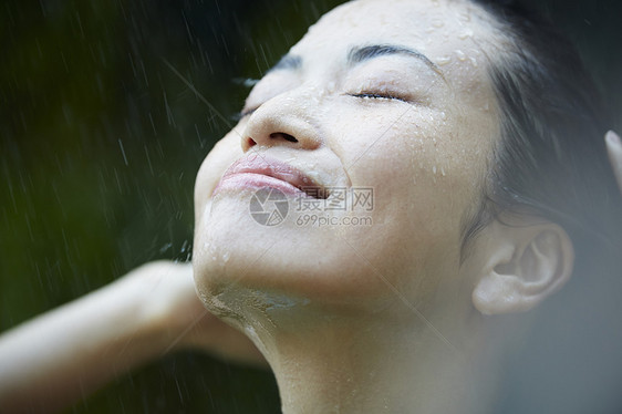 在雨中被淋湿的女性脸庞图片