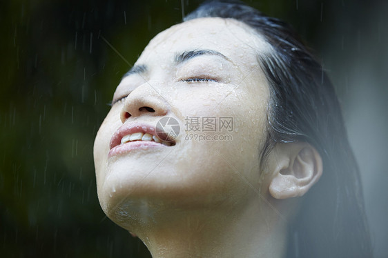 脸部落下1人女人被雨击中图片