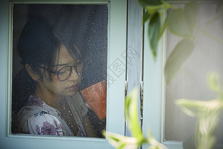 下雨天在家的孤独女性图片