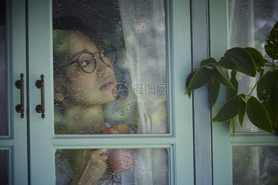 下雨天在家的孤独女性图片