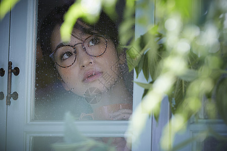 下雨天在家的孤独女性图片