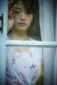 雨天女人在家里度过图片