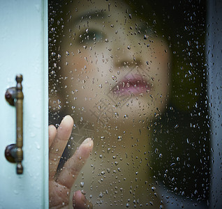 雨天女人在家里度过图片