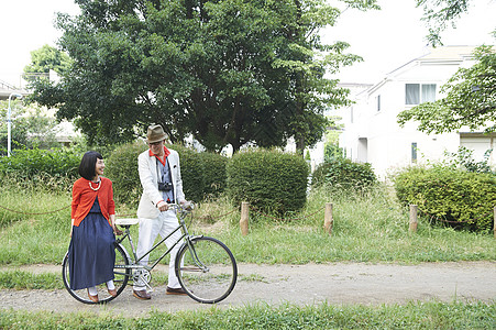 双人自行车骑自行车的老年夫妇背景