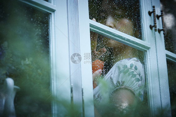 雨天女人在家里度过图片