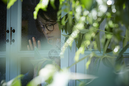 雨天女人在家里度过图片