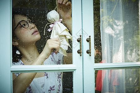 雨天女人在家里度过图片