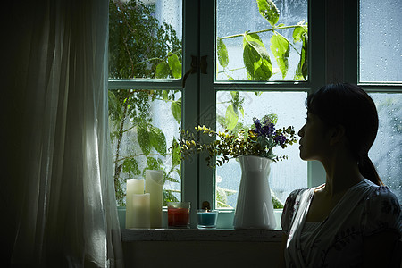 下雨沉默在家放松的妇女高清图片