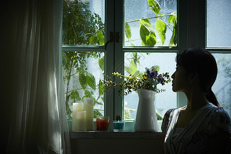 下雨沉默在家放松的妇女图片