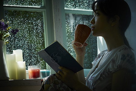 雨天靠在窗边发呆的孤独女性高清图片发呆的女人高清图片在发呆的女孩