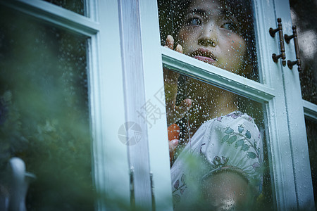 女孩看窗外下雨的图片图片