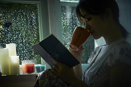 下雨天在窗边放松的女孩图片