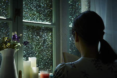 雨夜看向窗外的女性背影图片