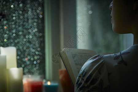 雨天在家看书放松的年轻女性图片