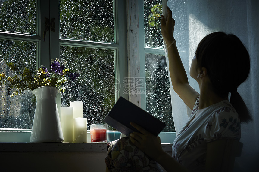 雨天在家看书放松的年轻女性图片