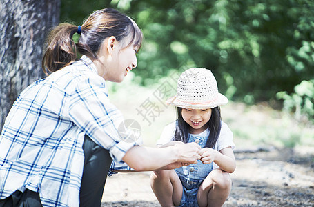 户外露营玩耍的母女图片