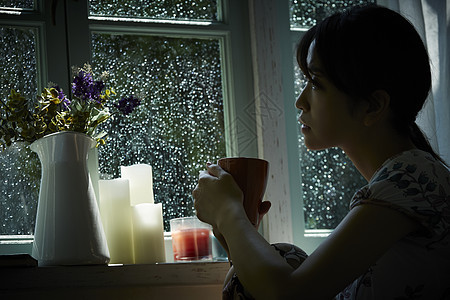 下雨天在窗边放松的女孩图片