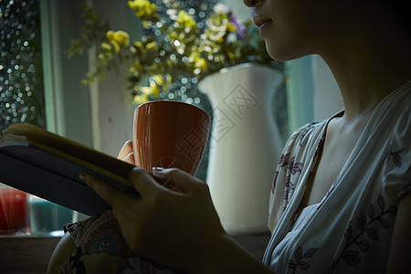 雨天在室内看书的妇女图片