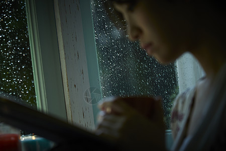 雨天在家放松的妇女图片