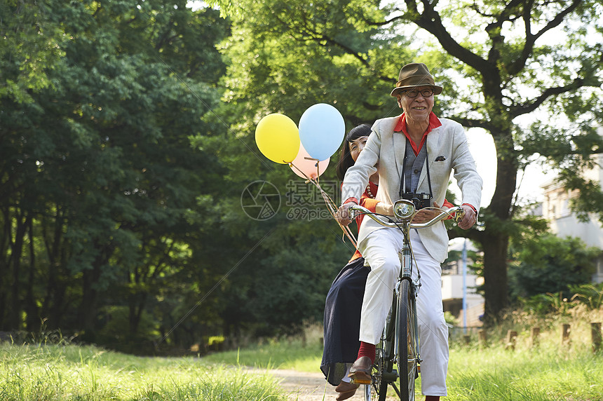 骑自行车的老年夫妇图片