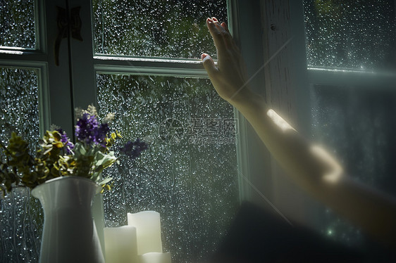 下雨天在家放松的妇女图片