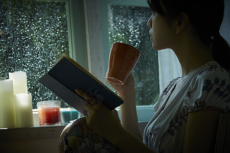 下雨天在家放松的妇女图片