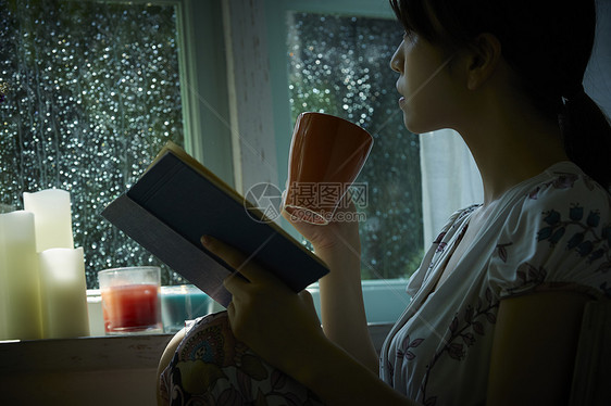 下雨天在家放松的妇女图片