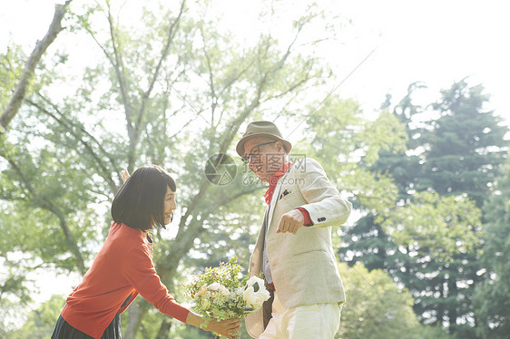 享受户外时光的夫妻二人图片