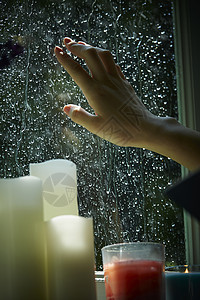 下雨天在室内放松的女性图片