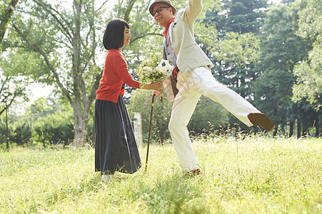 享受户外时光的夫妻二人图片