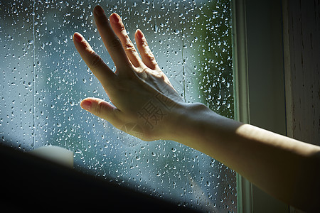 暴雨下雨天在室内放松的女性背景