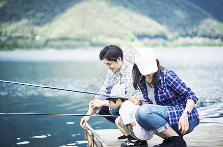 享受钓鱼的一家人图片
