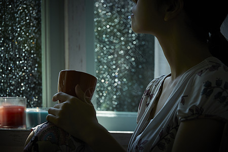 下雨天在室内放松的女性图片