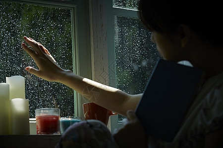 晚上女孩手接雨水图片图片