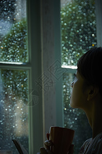 下雨天在室内放松的女性图片