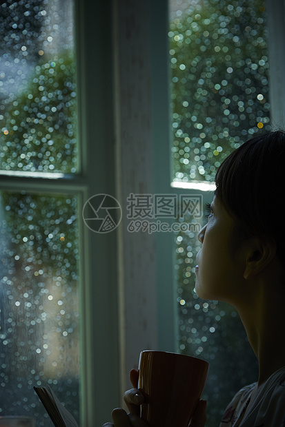 下雨天在室内放松的女性图片