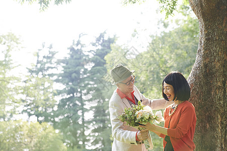 享受户外时光的夫妻二人图片