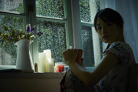 女生夜晚在家背景