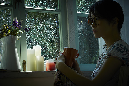 下雨天在室内放松的女性图片