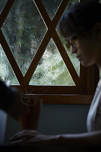 下雨天在室内放松的女性图片