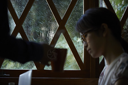 下雨天在家的年轻女性图片