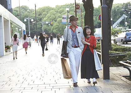 在逛街购物的夫妻二人图片