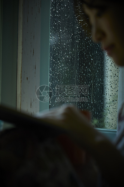 摄图网为您提供照片正版 高清照片下载,该高清照片标题为下雨天在家的
