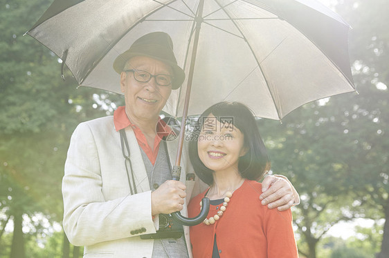 依偎在一起的夫妻二人图片